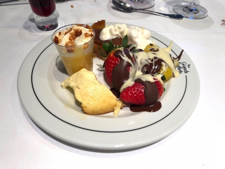 assiette de dessert restaurant Les Grands Buffets 