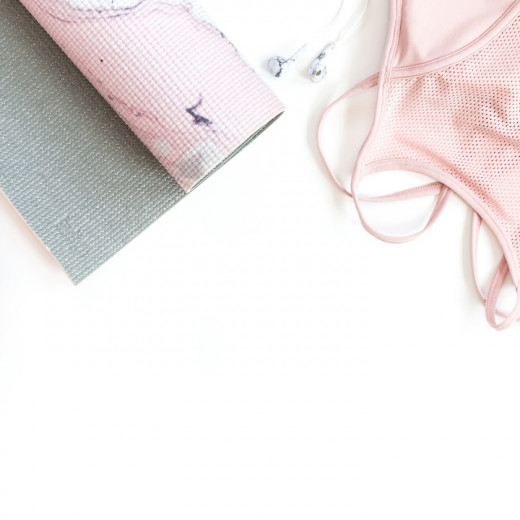 affaire de sport pour fille, gourde, brassière, basket