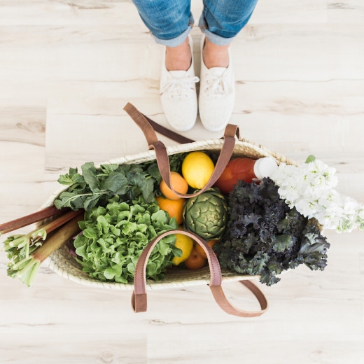 légumes frais dans un panier en osier nature