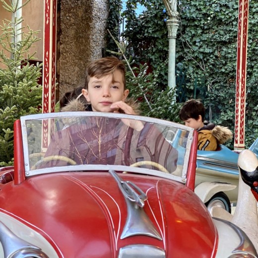 Adrien sur un manège au musée des Arts Forains