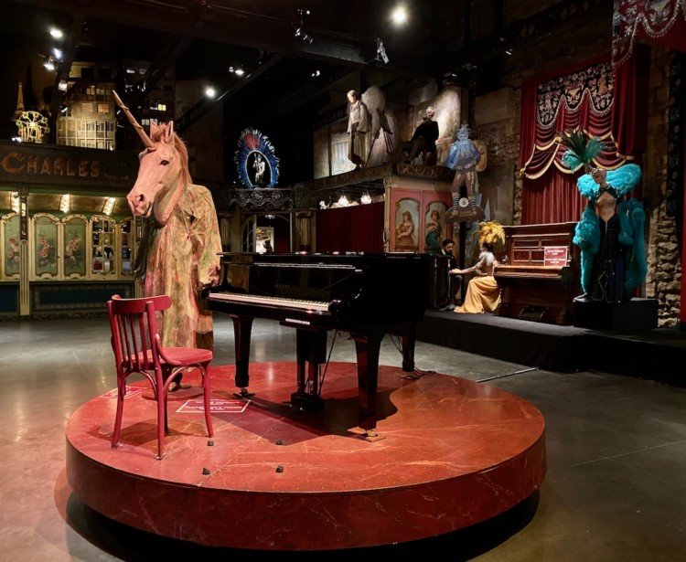 Licorne de bois et piano à queue musée des Arts Forains à Paris