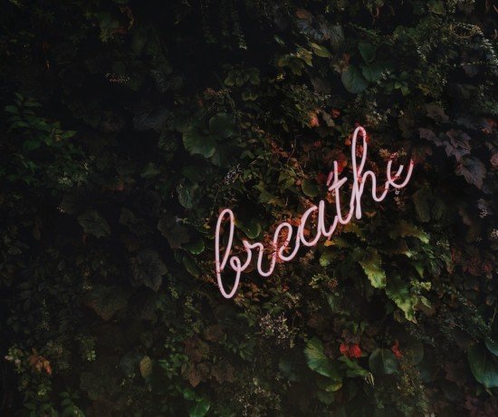 écriture néon rose : Breathe
